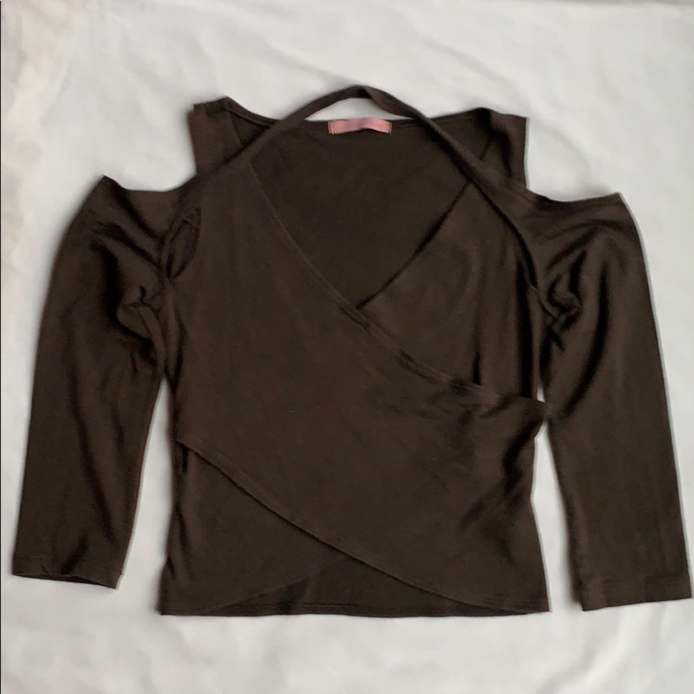 Sirens open shoulder crop top